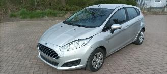 Vaurioauto  passenger cars Ford Fiesta 1.5-TDCI airco Stoelverwarming leren stuurwiel led verlichting elektrische inklapbare buitenspiegels met verwarming Centrale vergrendeling met afstandsbediening Parkeersensoren voor en achter 2016/6