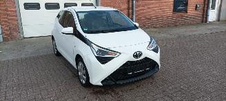 škoda osobní automobily Toyota Aygo 1.0-VVT-i 72pk X-Play airco elektrische buitenspiegels met verwarming Centrale vergrendeling met afstandsbediening Led koplampen led achterlichten Hoogglans buiten design Deelbare achterbank getinte ruiten 2018/9