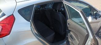 Ford Fiesta 1.5-Diesel 75pk euro-6 Airconditioning Stoelverwarming leren stuurwiel met radio bediening Elektrische ramen Elektrische-inklapbare buitenspiegels Led koplampen led spiegel verlichting Parkeersensoren voor en achter picture 18