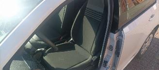 Volkswagen Up! 1.0-Mpi 65pk Move airconditioning Cruisecontrol Drivelane assistent Led verlichting Achteruitrijcamera Parkeersensoren achter Elektrische ramen start/stop systeem Centrale vergrendeling met afstandsbediening picture 13