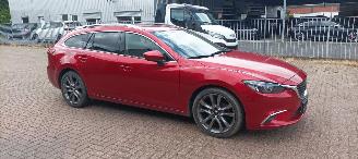 Avarii autoturisme Mazda 6 Sportswagon Automatik Navi Led koplampen led achterlichten Headup Leren Sportstoelen Memory keyless Entry Blindspot Drivelane cruisecontrol met radar Stoelverwarming Lichtautomaat Regensensor Bose Soundsystem 19-inch velgen trekhaak 2015/6