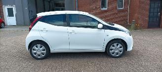 Voiture accidenté Toyota Aygo New Model AygoX Play 1.0 Airconditioning Led verlichting Leren stuurwiel Led achterlichten Elektrische ramen Elektrische-spiegels met verwarming Centrale vergrendeling met afstandsbediening 2018/9