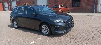 skadebil auto Kia Ceed Sportswagon 1.6-CRDI 136pk JBL Dab Navigatie Climatecontrol Leren Sportstoelen -Memory Elektrische-Achterklep Blindspot systeem Achteruitrijcamera Full-Led koplampen Led achterlichten 2018/9