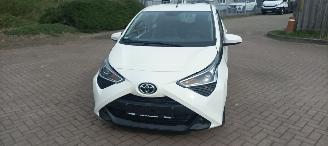 škoda osobní automobily Toyota Aygo Aygo X Facelift 1.0VVT-i 5-deurs Airconditioning Led Dagrijverlichting Led achterlichten Elektrische ramen Elektrische-spiegels met verwarming Centrale vergrendeling met afstandsbediening Hoogglans buiten design 2018/9
