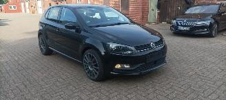 Unfallwagen Volkswagen Polo TDI DPF Euro6 Bluemotion Climatecontrol Leder stuurwiel Regensensor StartStop LC9X DeepBlackMagicPearl 18-inch TecWheels 2016/2