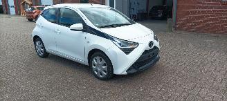 Toyota Aygo Bj 9-2018 1.0 Airconditioning Led verlichting elektrische ruiten elektrische buitenspiegels Leren Stuurwiel picture 7