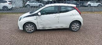 Toyota Aygo Bj 9-2018 1.0 Airconditioning Led verlichting elektrische ruiten elektrische buitenspiegels Leren Stuurwiel picture 3