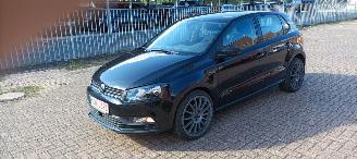 Damaged car Volkswagen Polo Bj 3-2016 1.4 TDI euro6 Climatecontrol Stoelverwarming Regensensor leren stuurwiel mistlampen Elektrische ramen Elektrische-spiegels met verwarming Metallic Lak 18-inch velgen 2016/3