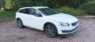 Coche accidentado Volvo V-60 Cross-Country 2.4-Automaat 190pk 4x4 Navigatie Xenon Leder Climatecontrol CruiseControl Stoelverwarming Lichtautomaat cruisecontrol Privacyglas Led Dagrijverlichting Led achterlichten  Trekhaak 2016/11