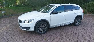 Vaurioauto  passenger cars Volvo V-60 Cross Country D4 2.4-Diesel AWD Automatik Navi Led Xenon Leder Privacy glas Trekhaak 2016/11