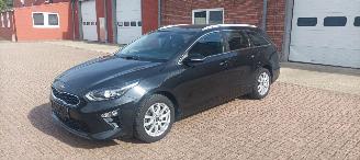 damaged passenger cars Kia Ceed Bj:09-2018 1.6 CRDI 136pk Full-Led Navigatie Leder Memory Sportstoelen Blindspot systeem JBL Sound Elektrische achterklep 2018/9