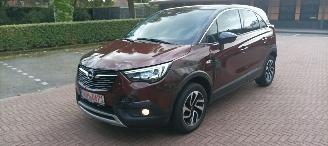 Damaged car Opel Crossland Bj: 04-2018 1.2-Turbo Automaat Navigatie Climatecontrol CruiseControl Stoelverwarming Lichtautomaat Privacyglas Regensensor Trekhaak Parkeersensoren voor en achter Elektrische ramen 4x elektrische buitenspiegels met verwarming Voorruit met verwarming Led  2018/4