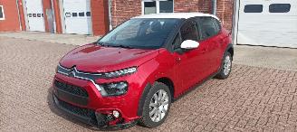  Citroën C3 Bj: 11-2022 1.2 Benzine Opf Airconditioning Stoelverwarming cruisecontrol Dab Radio elektrische buitenspiegels met verwarming Centrale vergrendeling met afstandsbediening Start-Stop systeem Drivelane Full led koplampen Led Dagrijverlichting 2 Tone metalli 2022/11