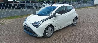 Coche accidentado Toyota Aygo Bj :09-2018 Aygo Facelift X-Play 1.0-VVT-i 72pk 5-Drs Airconditioning Led Dagrijverlichting Led achterlichten Elektrische ramen Elektrische-spiegels met verwarming Centrale vergrendeling met afstandsbediening Hoogglans Design Leren stuurwiel met Radio Bed 2018/9