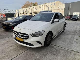 Vaurioauto  passenger cars Mercedes B-klasse 200d Advantage 150PK - AUTOMAAT - CAMERA 2021/4
