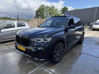 Damaged car BMW X7 xDrive 40i High Executive-7persoons-PANO-LEDER-360 CAMERA-4 WIEL BESTURING 2022/2
