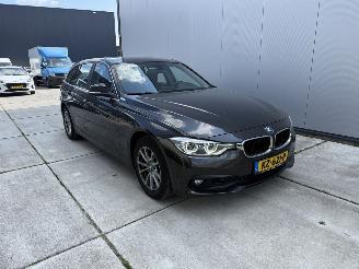Schadeauto BMW 3-serie 318i Centennial Executive NAVI - CLIMA - PDC 2017/2