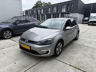 Schadeauto Volkswagen e-Golf 100 KW WARMTE POMP-LED-NAVI-CRUISE -136 PK 2019/2