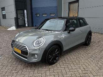 skadebil auto Mini Cooper 1.5 Cooper Chili Automaat Pano Harman Kardon Nap Nederlandse Auto 2017/1