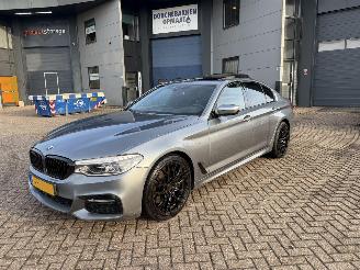 krockskadad bil auto BMW 5-serie 540i Xdrive 340pk M-Pakket High Executive Schuifdak Head-Up Harman Kardon 2017/1