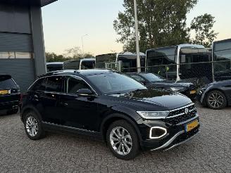 krockskadad bil auto Volkswagen T-Roc 1.5 TSI DSG Life 2023/3
