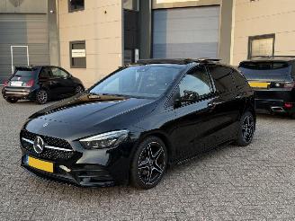 skadebil auto Mercedes B-klasse 180 AMG Pakket NAP Nederlandse Auto! Premium Plus Pano Sfeerverlichting Memory 2020/1