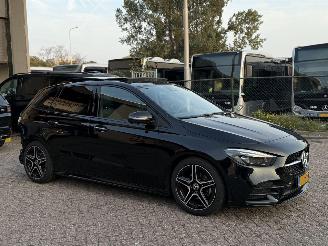 Mercedes B-klasse 180 AMG Pakket NAP Nederlandse Auto! Premium Plus Pano Sfeerverlichting Memory picture 2