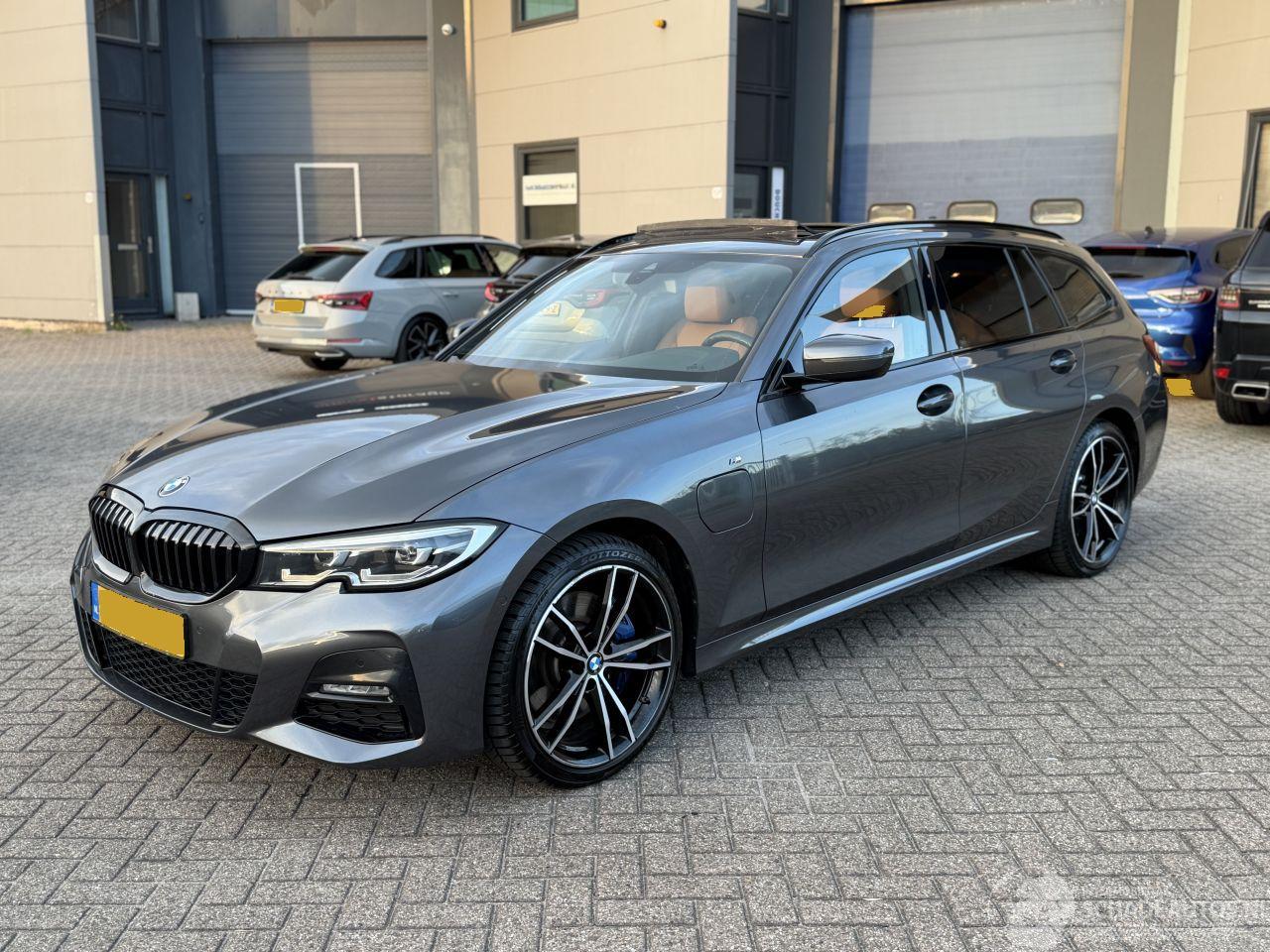 BMW 3-serie 330e Edrive Edition M-Pakket NAP Nederlandse Auto! Pano