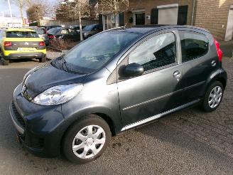 Damaged car Peugeot 107 1.0 -12V XS AIRCO ORGINEEL 27.158 KM 2011/4