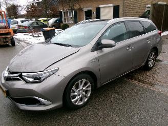 damaged passenger cars Toyota Auris Touring Sports 1.8 HYBRID LEASE PRO 2015/12