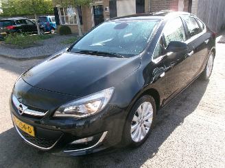 skadebil auto Opel Astra 1.4 COSMO CLIMA NAVI SEDAN 2013/2
