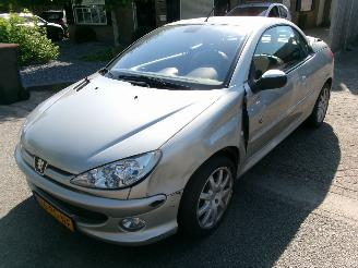 uszkodzony samochody osobowe Peugeot 206 1.6-16V ROLAND-GARROS CABRIO 2004/6