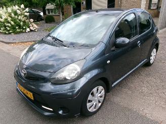 Vaurioauto  passenger cars Toyota Aygo 1.0 VVT-I ASPIRATION AIRCO 2012/6