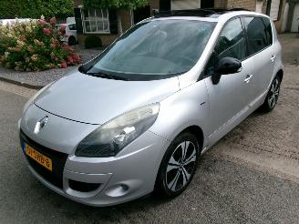 Voiture accidenté Renault Scenic TCE BOSE CLIMA NAVI PANO 2011/9