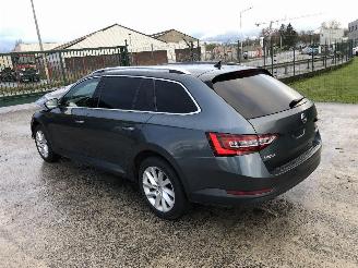 krockskadad bil auto Skoda Superb COMBI  2.0 TDI  DSG 2017/4