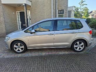 Vaurioauto  passenger cars Volkswagen Golf Sportsvan  2014/1