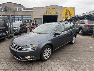 Damaged car Volkswagen Passat 1.6 TDI VARIANT 2013/4