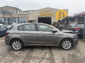 uszkodzony samochody osobowe Fiat Tipo 1.4 LOUNGE 2018/2