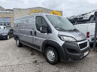 krockskadad bil auto Peugeot Boxer 2.2 BLUEHDI L2H1 2020/2