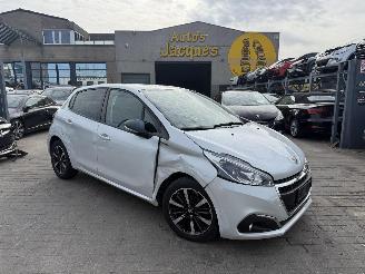 Damaged car Peugeot 208 1.2 ALLURE 2019/2