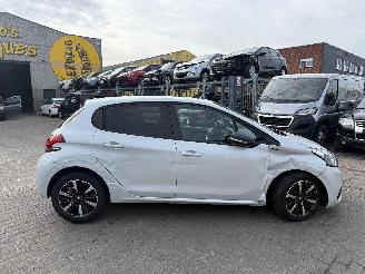 skadebil auto Peugeot 208 1.2 ALLURE 2019/2