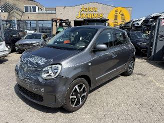 Vaurioauto  passenger cars Renault Twingo AUTOMATIC 2020/10