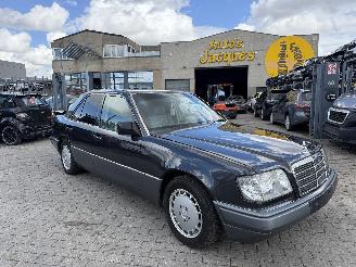 Vaurioauto  passenger cars Mercedes 200-serie 124 1990/4
