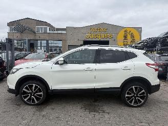 Vaurioauto  passenger cars Nissan Qashqai 1.2 AUTOMAAT 2016/2