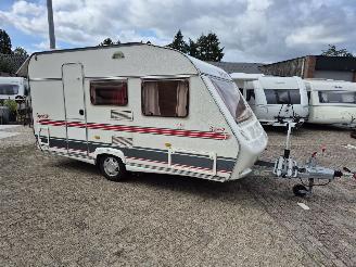 krockskadad bil caravan Beyerland  sprinter 390 2004/1