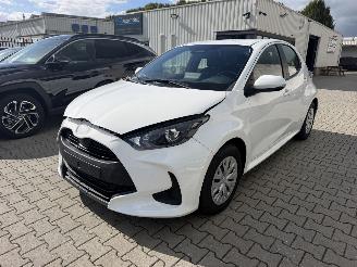 damaged passenger cars Toyota Yaris 1.5 Hybride Automaat HEV 2025/3