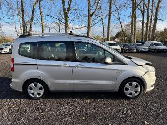 uszkodzony samochody osobowe Ford Tourneo Custom TOURNEO COURIER TREN 2015/1