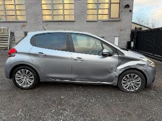 Schadeauto Peugeot 208 1.2 I 2019/4