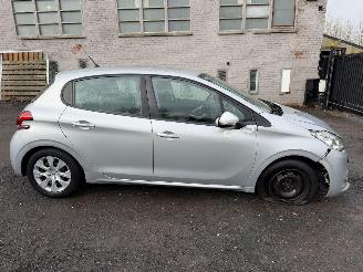 krockskadad bil auto Peugeot 208 1.2 I 2012/8