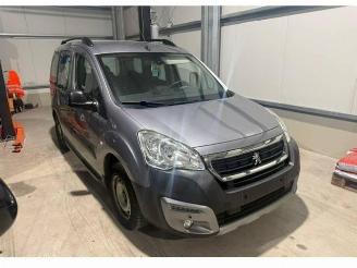 krockskadad bil auto Peugeot Partner TEPEE 2017/5